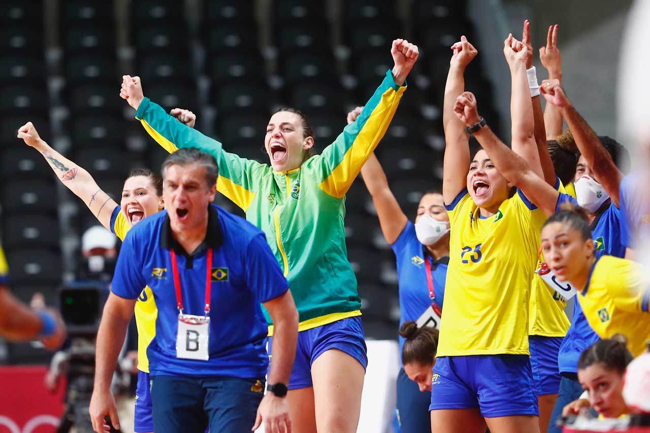 Giulia, número 23, vibra com o técnico e companheiras da seleção em jogo das Olimpíadas de Tóquio