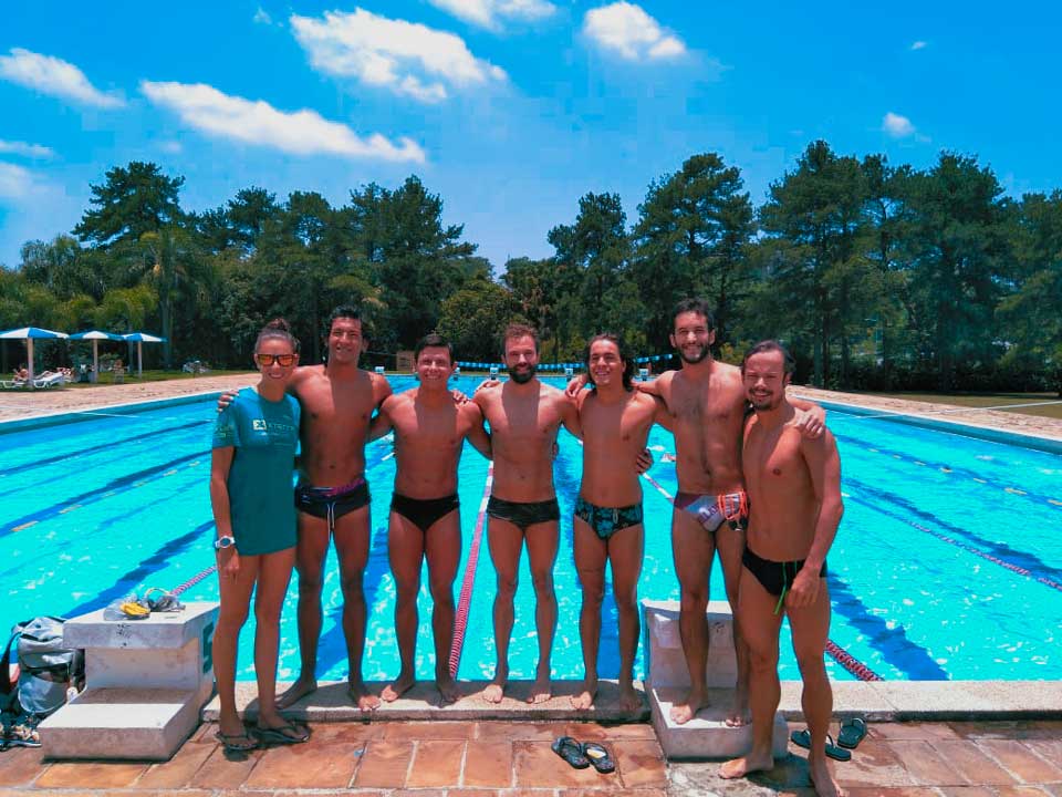 Parte da equipe do Catadão com a técnica no Cepeusp, na piscina onde os treinos eram feitos até o início da pandemia