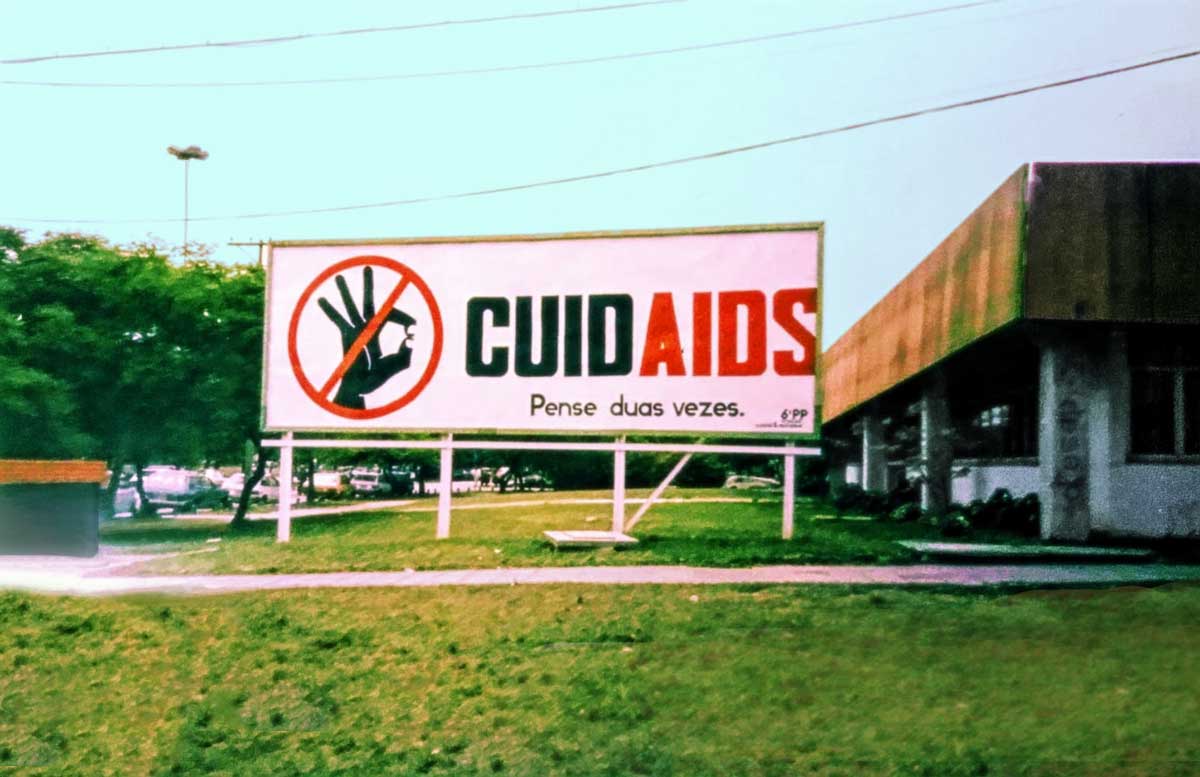 Confira um dos primeiros outdoors “veiculados” no gramadão da ECA em 1984. A Aids era um dos principais assuntos mundiais, pois o vírus da doença, o HIV-1, acabara de ser identificado