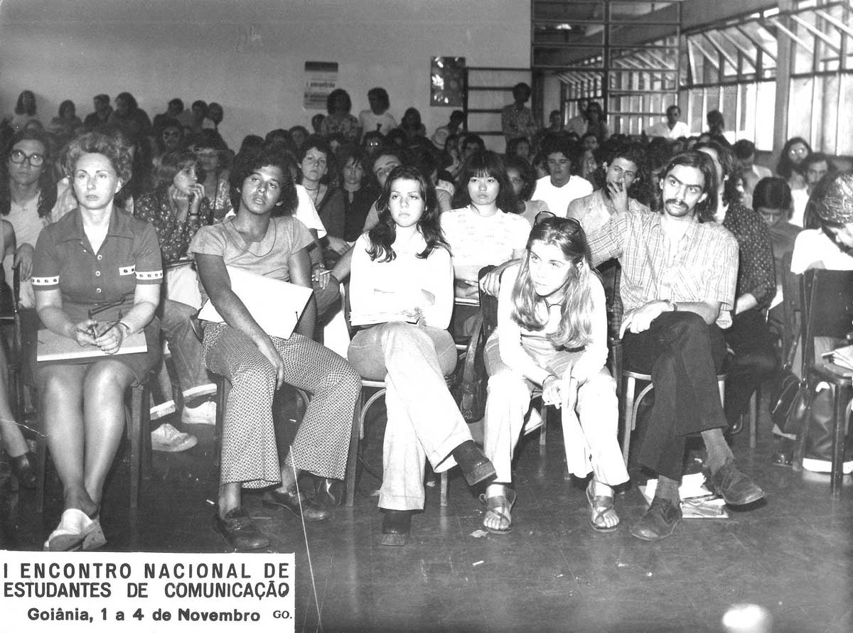 I Encontro Nacional de Estudantes de Comunicação (ENECOM), em Goiânia, 1972. Na primeira fileira, da esquerda para a direita: Zita Bressane, Emmanuel Publio Dias, Regina Pimenta de Castro, Diléa Frate, Paulo Sergio Markun. Na segunda fileira, à esquerda, de óculos, Sérgio Gomes (contribuição de Neuza Fiorda Chacha)