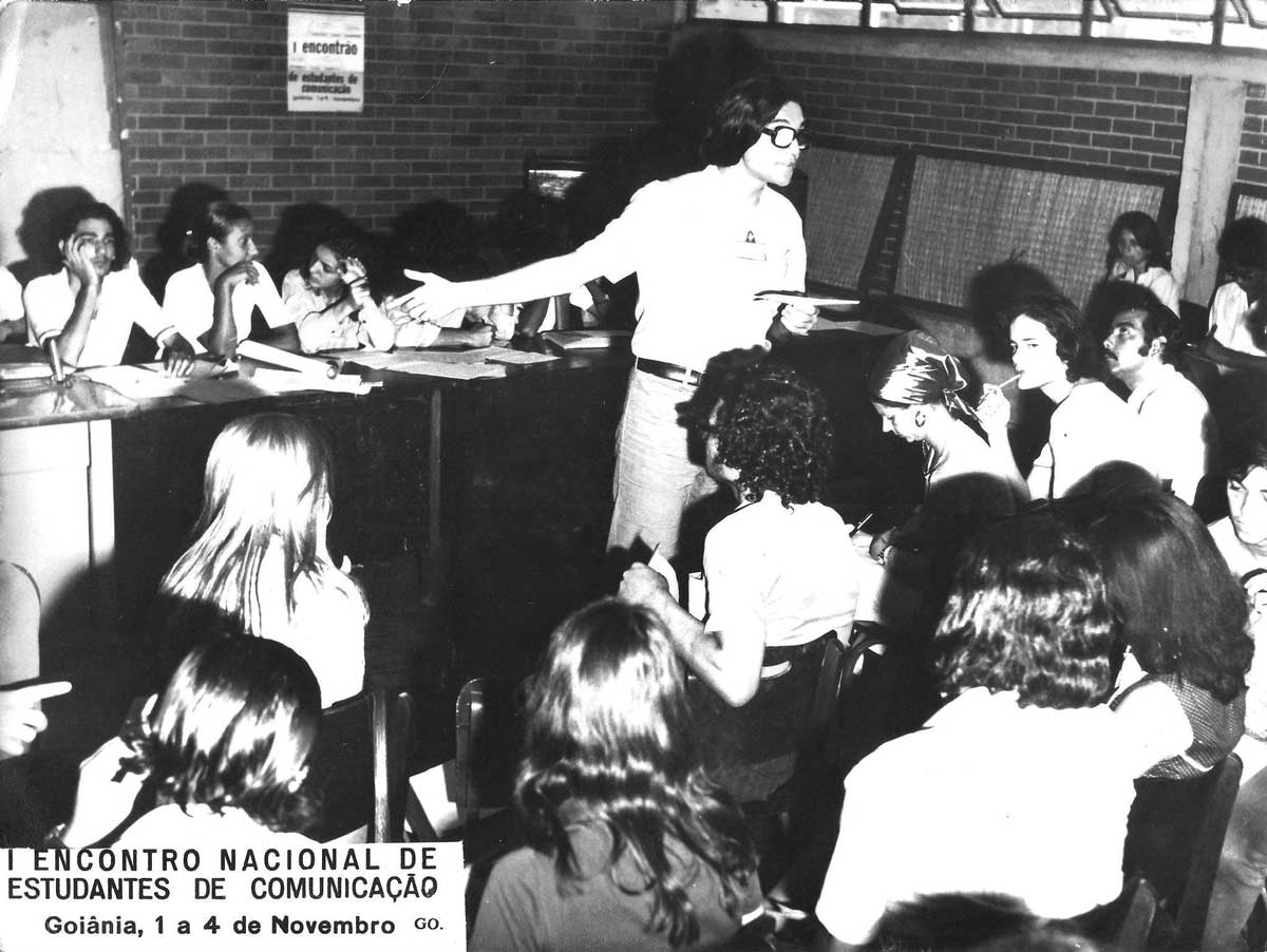 I ENECOM, Goiânia, 1972. Ricardo de Moraes Monteiro (na mesa, primeiro da esquerda). Em pé, de óculos, Sérgio Gomes (contribuição de Neuza Fiorda Chacha)