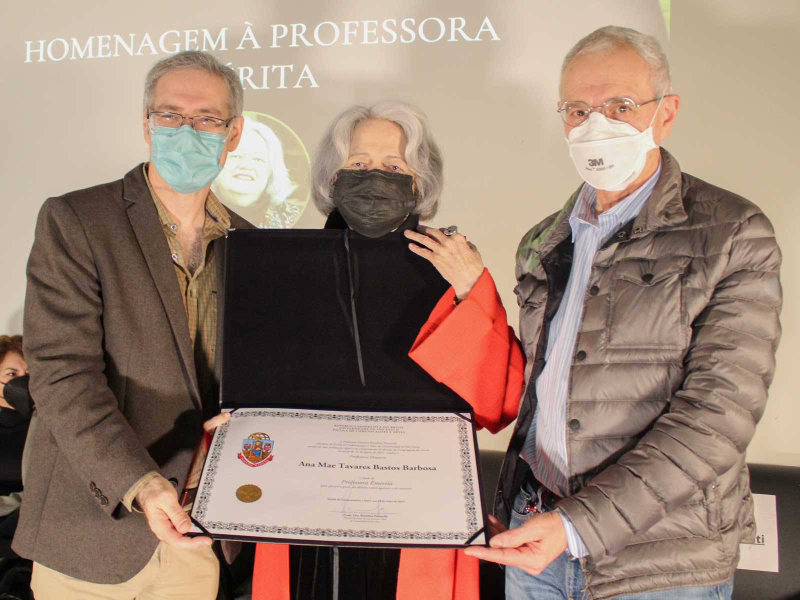 Ana Mae recebe o título de professora emérita da ECA de Eduardo Monteiro, vice-diretor da ECA, e Marco Buti, professor decano do CAP (Edinaldo Arruda/ECA-USP)