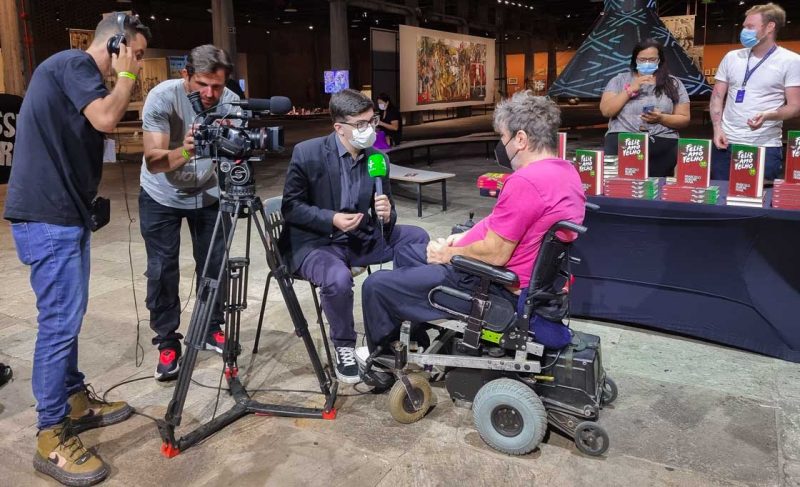 O autor em entrevista para a TV Cultura no lançamento da edição de 40 anos de “Feliz Ano Velho”