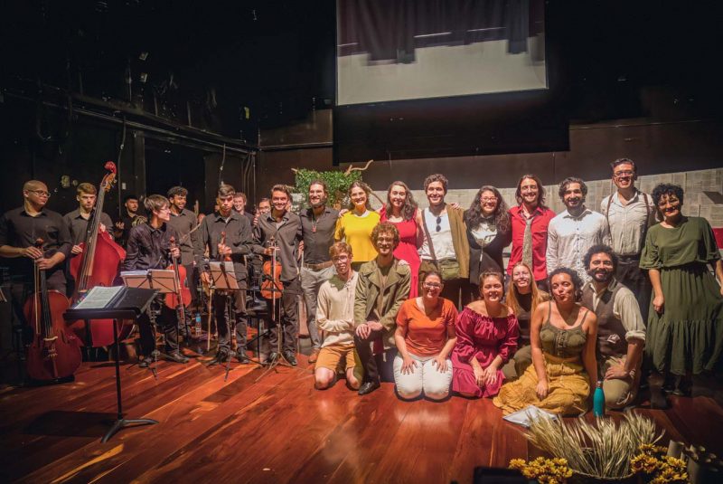 Integrantes da SP Chamber Orchestra após apresentação no Teatro Laboratório da ECA