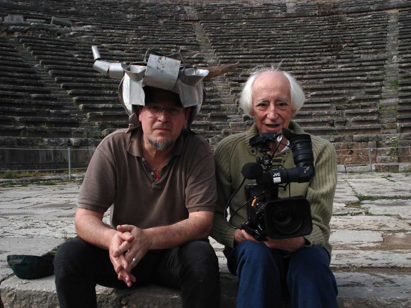O diretor Tadeu Jungle e Zé Celso, durante as filmagens na Grécia (Foto: Elaine Cesar)