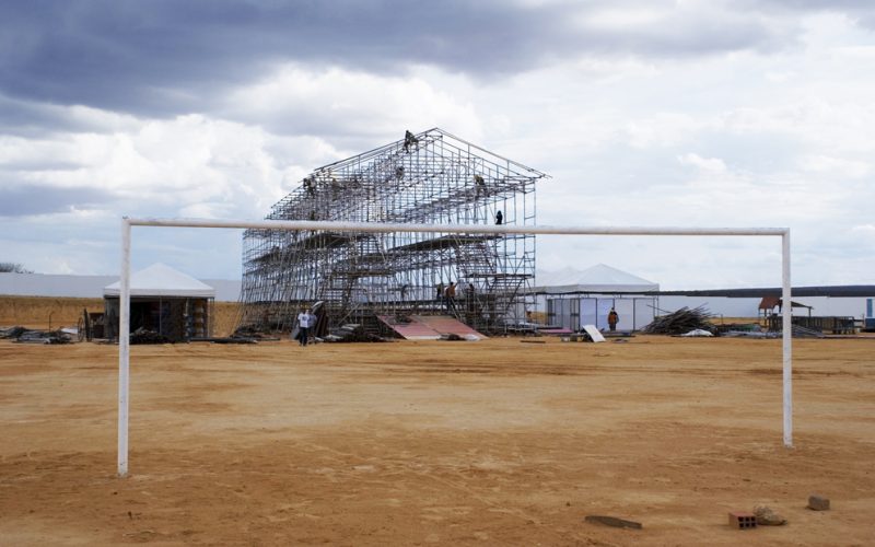 Réplica do Teatro Oficina sendo montada em Canudos, Bahia, para “Os Sertões” (foto: Cafi, 2007)