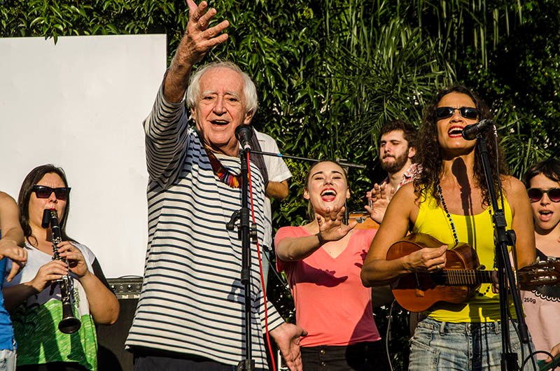 Zé, parte do elenco de “Cacilda!!!” e Letícia com seu cavaquinho, em evento no Anhangabaú em 2013 (foto: Ennio Brauns)