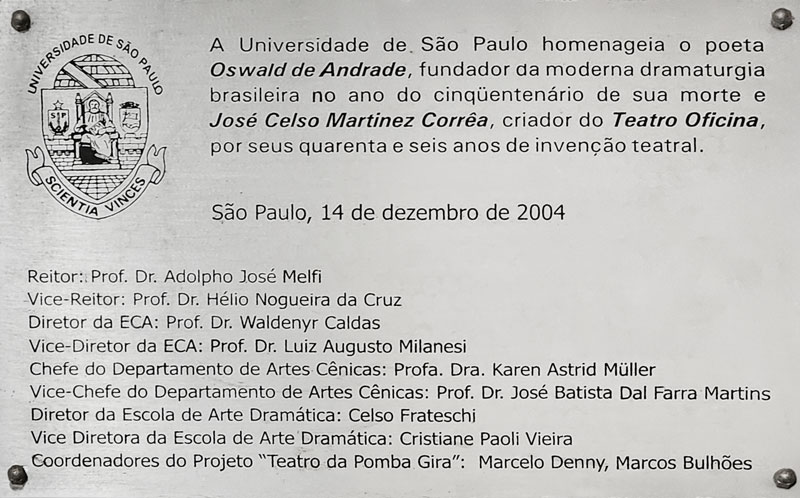 Esta placa em homenagem a Oswald de Andrade e José Celso Martinez Corrêa encontra-se no prédio do Teatro Laboratório do Departamento de Artes Cênicas e da Escola de Arte Dramática