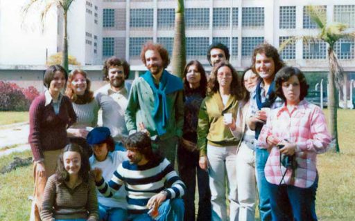 Turma de Biblioteconomia 1974. Em pé: Sonia Yole, Marlene Tobal, Aldo Della Monica, Luiz Milanesi (professor), Rachel Marconi, João Garcia, Regina Farber, Mieko Sado, ?, Solange Simões. Agachados: Rita de Cassia, ?, Antonio Fernando Barone