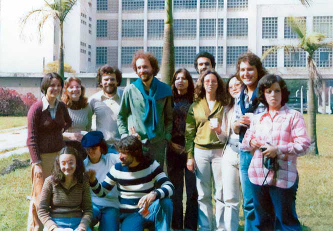 Turma de Biblioteconomia 1974. Em pé: Sonia Yole, Marlene Tobal, Aldo Della Monica, Luiz Milanesi (professor), Rachel Marconi, João Garcia, Regina Farber, Mieko Sado, ?, Solange Simões. Agachados: Rita de Cassia, ?, Antonio Fernando Barone