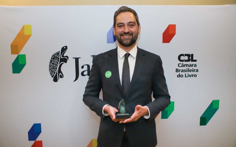 Paulo Fehlauer com o Prêmio Jabuti na noite da premiação