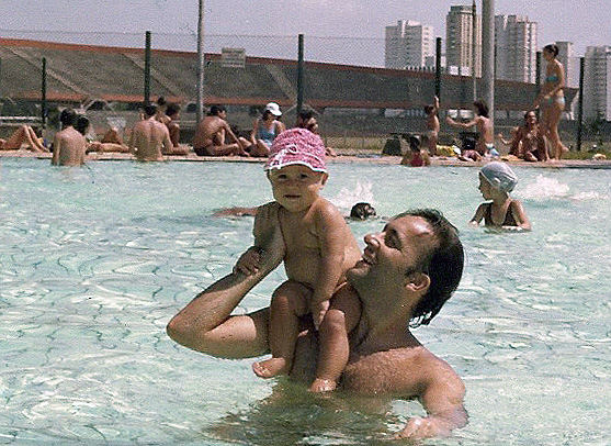 Daniel Brazil na piscina do Cepeusp, em 1983, com sua filha Maria Flor (foto: Rosania Abrantes)