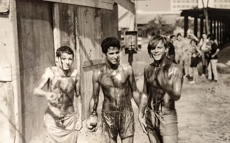 Em 1970, recepção aos calouros do curso de Geologia da USP. Alexandre, primeiro à esquerda, tem o corpo lambuzado com óleo em trote comum à época (foto: Acervo Dirceu Pagotto Stein / reprodução Jornal da USP)