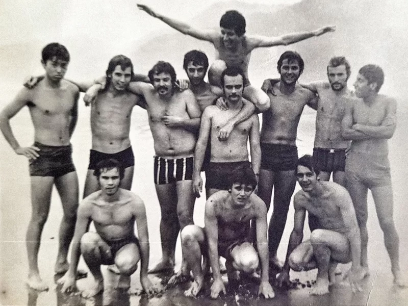 Em 1971, viagem a Bertioga, com colegas da Geologia. Alexandre simula uma decolagem nos ombros de um amigo (foto: Roberto Nakamura/reprodução Jornal da USP)