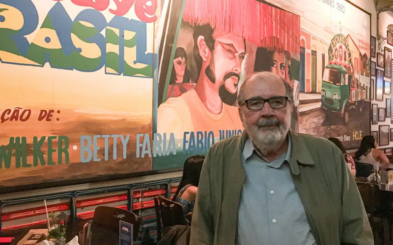 Cacá Diegues em frente ao mural de "Bye Bye Brasil" no bar Exquisito, em São Paulo (foto: Flavia Guerra)