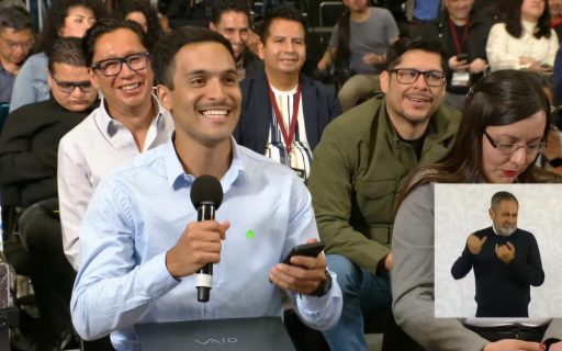 Mateus Cerqueira, da turma de Jornalismo 2021, faz pergunta para a presidente do México