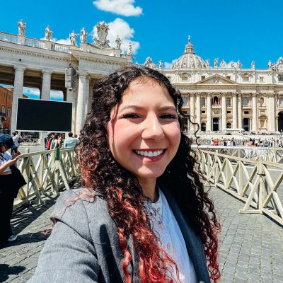 Cecília Freitas na Praça São Pedro_Roma_maio 2025-quadrado Cecília Freitas na Praça São Pedro_Roma_maio 2025-quadrado