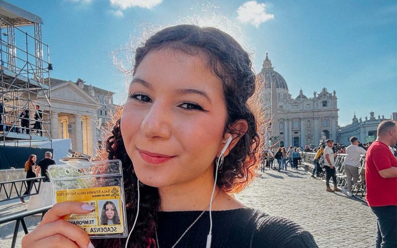 Cecília-Freitas_Praça-São-Pedro_maio-2025-capa Cecília na Praça São Pedro, em maio de 2025, durante a cobertura do Conclave
