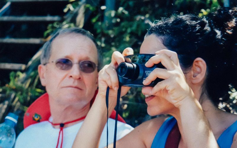 Jean-Claude-Bernardet-e-Tata-Amaral-capa Jean-Claude Bernardet observa Tata Amaral fotografar em Bonito, 2005 (Heloísa Jahn)