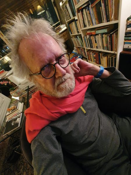 Jean-Claude Bernardet em foto de Heloísa Jahn, durante as sessões de entrevista para a autobiografia dele, em 2021