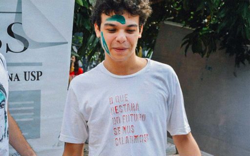 O bixo Tiago Aguiar em 2014, no dia da matrícula na ECA