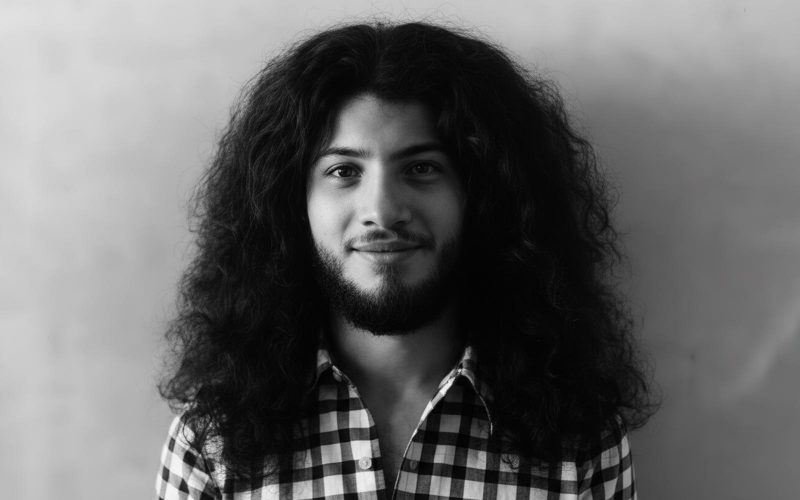 Priolli antes da ECA: hippie como Caetano e Hendrix (Foto Paulo Priolli - Reconstituída por IA)