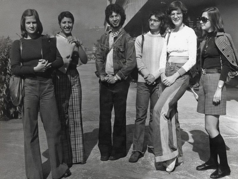 Fazendo pose com colegas, na entrada da ECA, em 1974 (Acervo Pessoal - Reconstituída por IA)