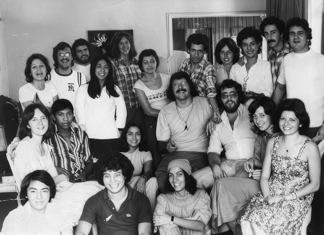 Festa da turma em 1976, ano da formatura (Acervo Pessoal - Reconstituída por IA)