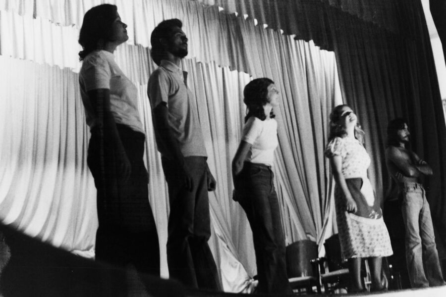 Peça Enecom 1974_Fortaleza Silvia Poggetti, Tonho Penhasco, Marilda de Oliveira, Helo e Francisco Alves, em peça apresentada no Enecom de 1974, em Fortaleza, com textos de Bertold Brecht