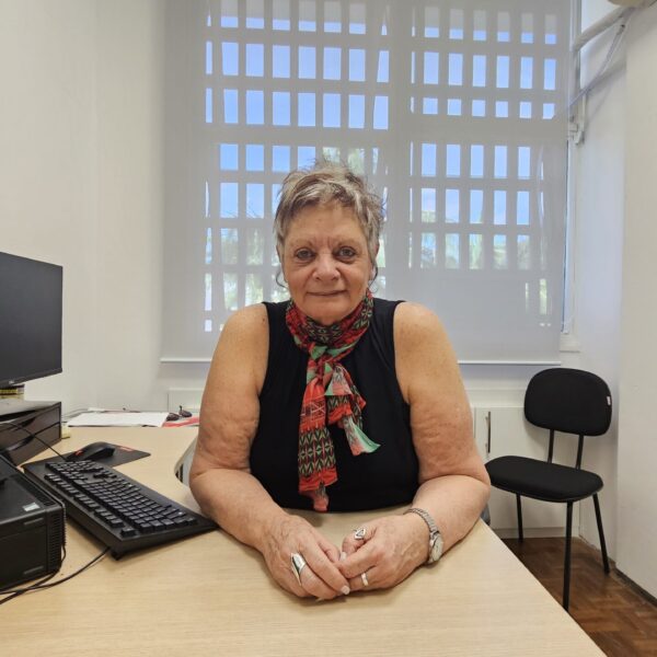 Professora Ivete Pieruccini na sua sala no CBD da ECA-USP