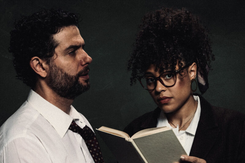 Velson D’Souza e Julianna Gerais protagonizam Oleanna, peça do dramaturgo americano David Mamet