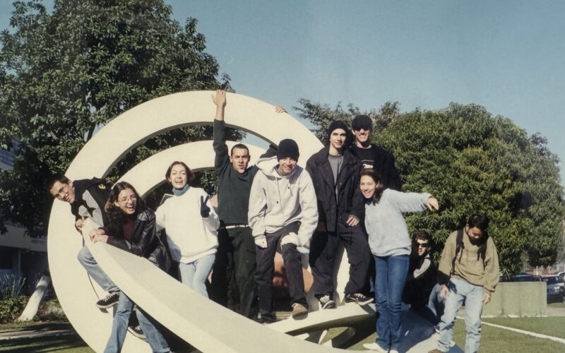 Bruno Pompeu ao centro (braço estendido), com a turma de Publicidade e Propaganda matutino 2001 no primeiro ano de ECA Bruno Pompeu ao centro (braço estendido), com a turma de Publicidade e Propaganda matutino 2001 no primeiro ano de ECA
