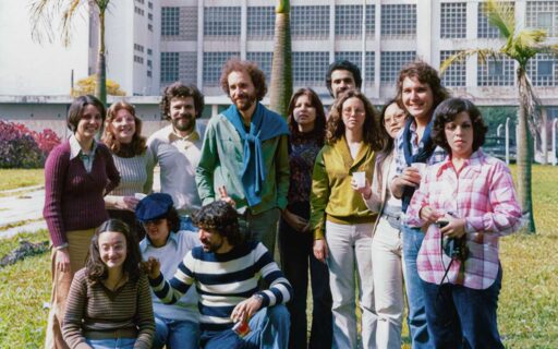 Turma de Biblioteconomia 1974. Em pé: Sonia Yole, Marlene Tobal, Aldo Della Monica, Luiz Milanesi (professor), Rachel Marconi, João Garcia, Regina Farber, Mieko Sado, ?, Solange Simões. Agachados: Rita de Cassia, ?, Antonio Fernando Barone