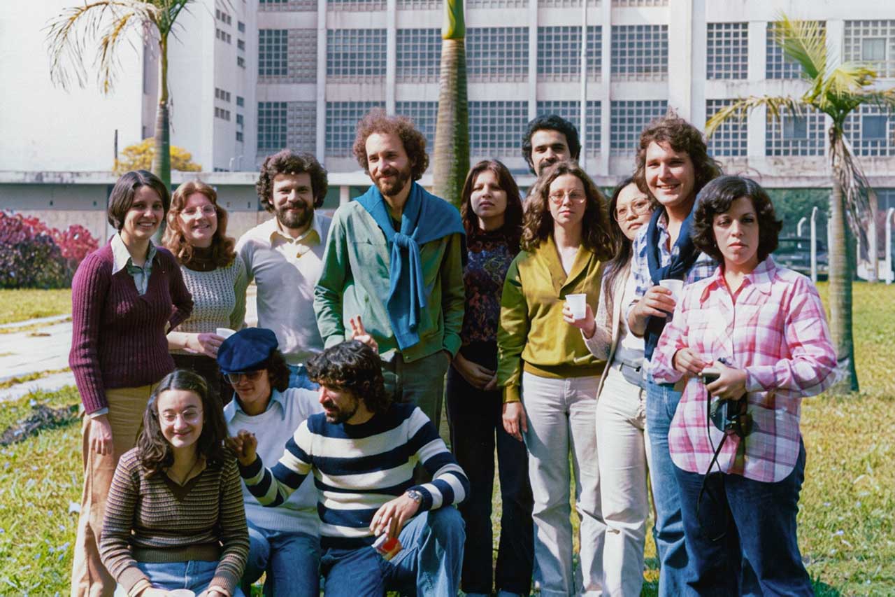 3-Turma-de-Biblioteconomia-1974-com-o-professor-Luiz-Milanesi-3 Turma de Biblioteconomia 1974. Em pé: Sonia Yole, Marlene Tobal, Aldo Della Monica, Luiz Milanesi (professor), Rachel Marconi, João Garcia, Regina Farber, Mieko Sado, ?, Solange Simões. Agachados: Rita de Cassia, ?, Antonio Fernando Barone